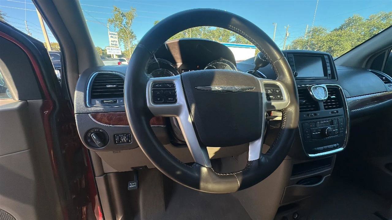 Used 2016 Chrysler Town & Country Touring FWD image 40
