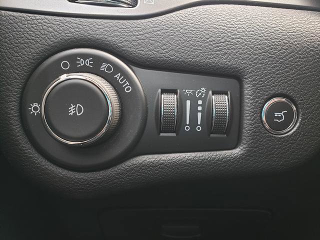 Used 2019 Jeep Cherokee Limited image 24