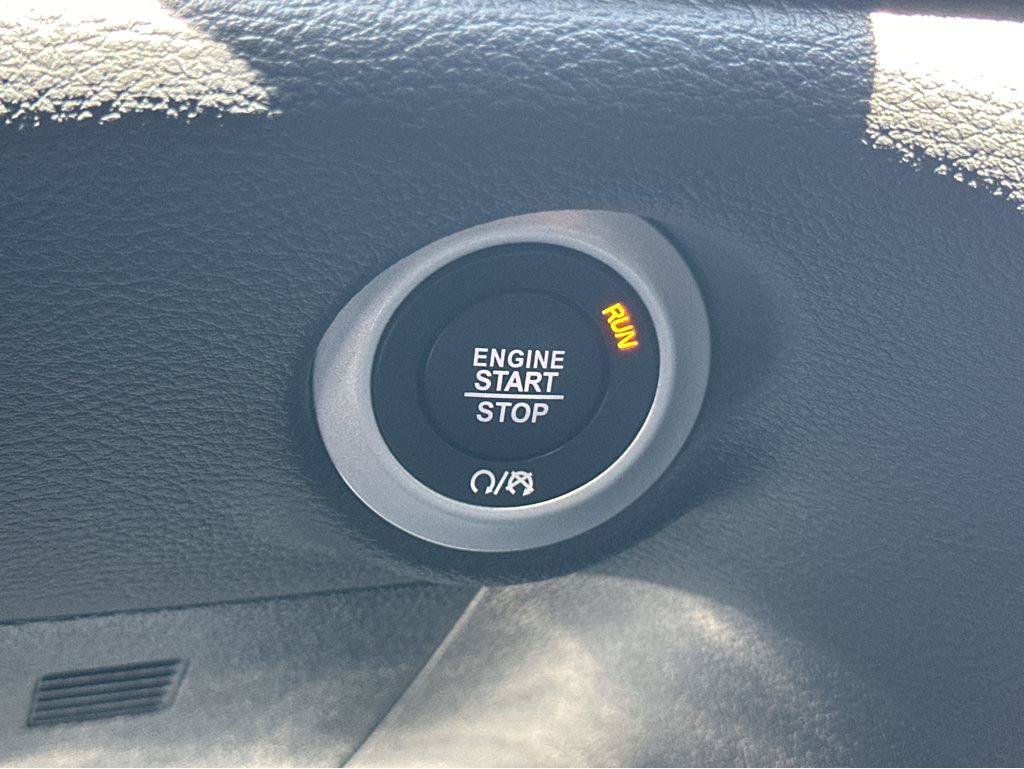 Used 2025 Chrysler Pacifica Select FWD image 24
