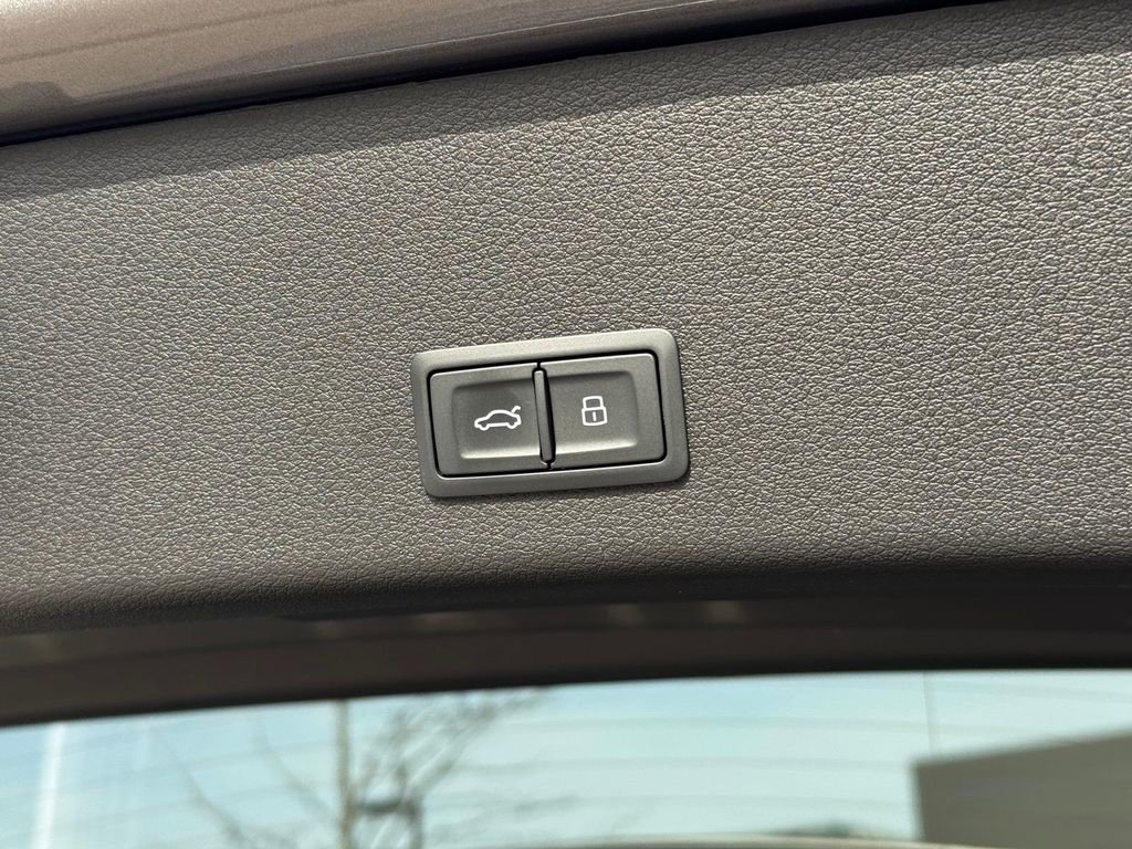 Used 2022 Audi e-tron Premium Plus image 6