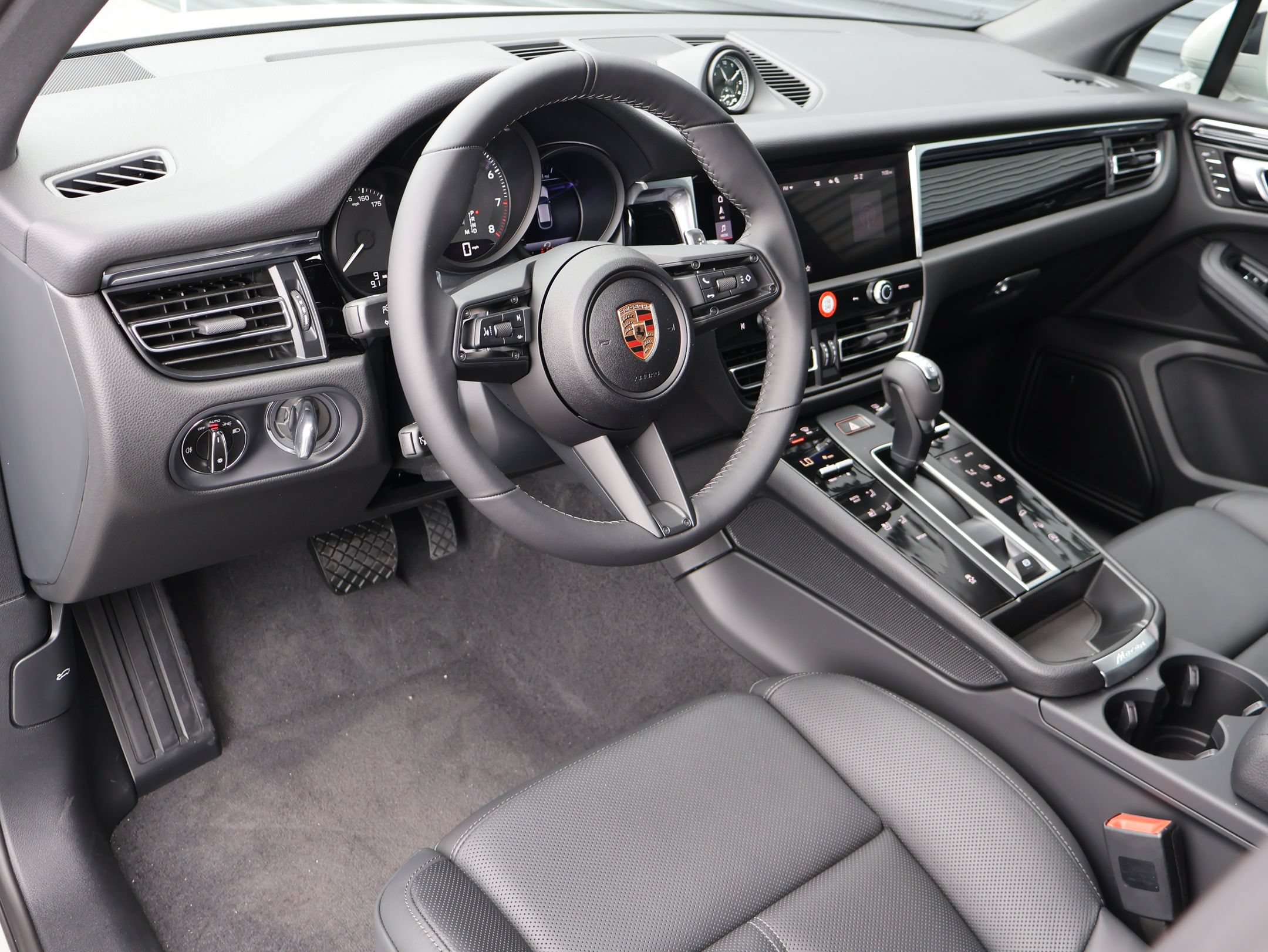 New 2026 Porsche Macan AWD/4WD image 4