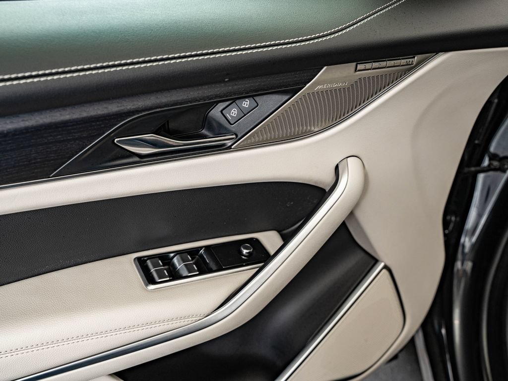 Certified 2025 Jaguar F-PACE R-Dynamic S AWD/4WD image 17