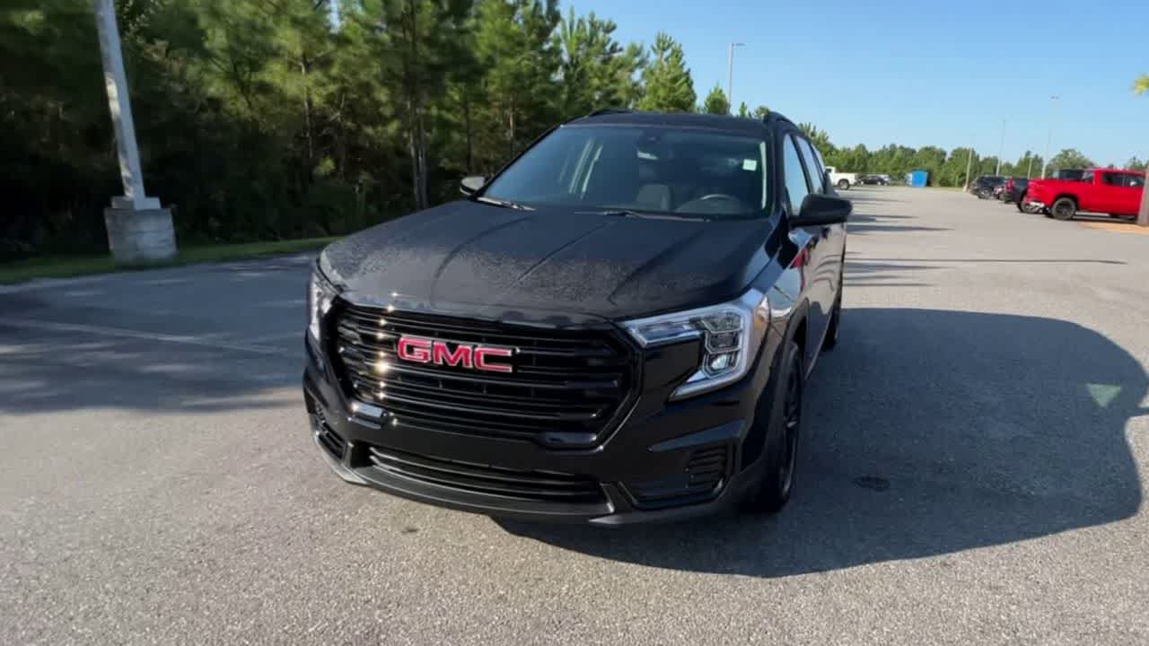 Used 2022 GMC Terrain SLE w/ Driver Convenience Package FWD image 4