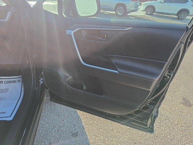 Used 2022 Toyota RAV4 LE image 17