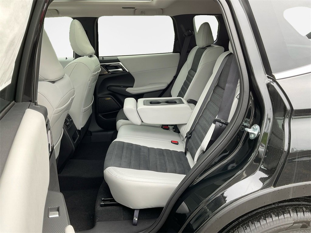 New 2025 Mitsubishi Outlander SE image 24