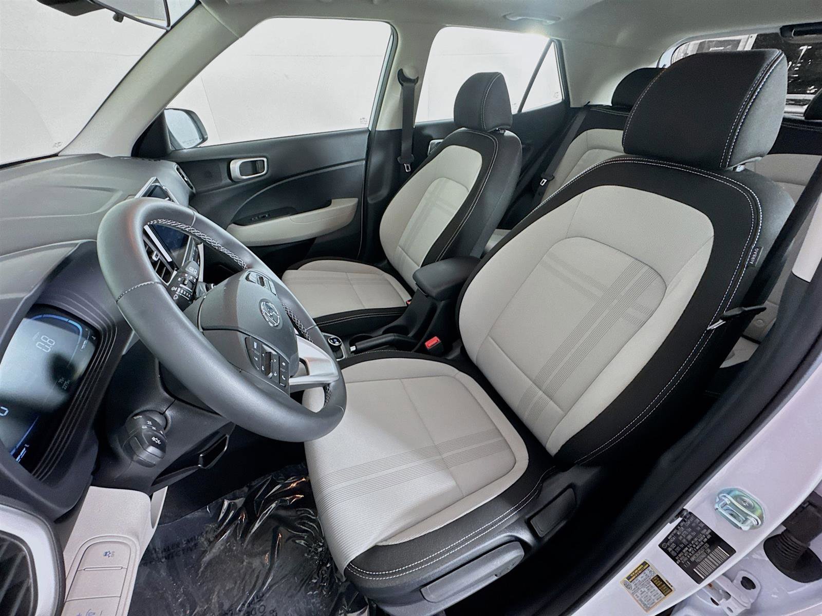 Certified 2025 Hyundai Venue SEL image 11