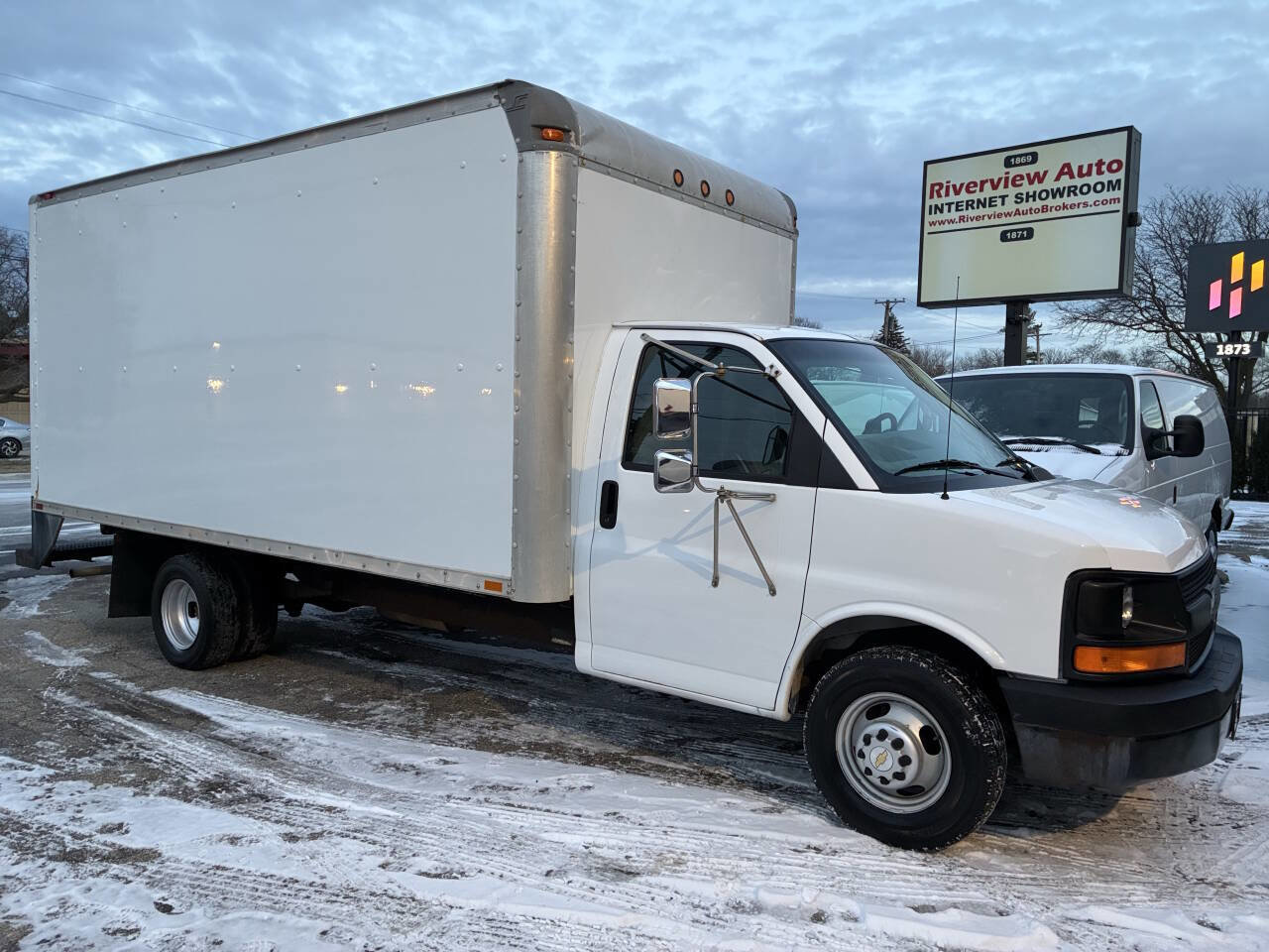 Used 2004 Chevrolet Express 3500 image 2
