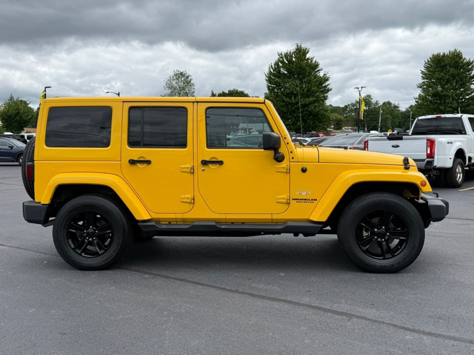 Used 2015 Jeep Wrangler Unlimited Sahara w/ Dual Top Group AWD/4WD image 9