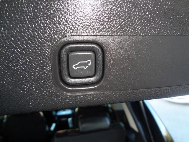 Used 2011 Cadillac Escalade Premium AWD/4WD image 12