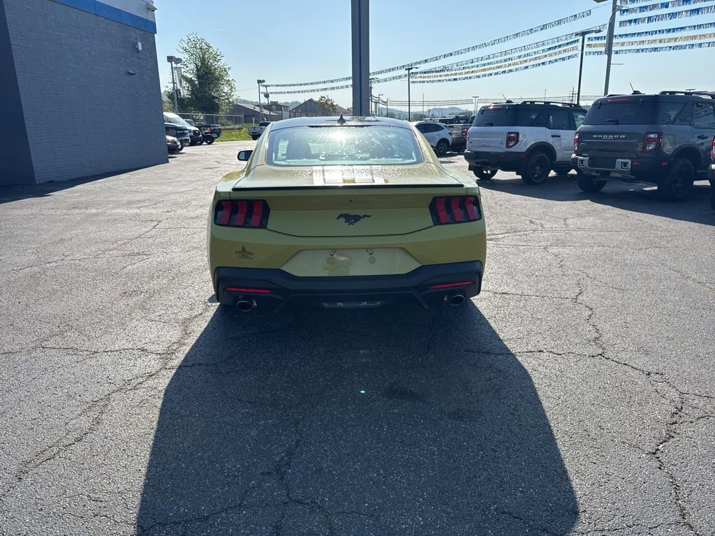 Used 2025 Ford Mustang Coupe RWD image 4