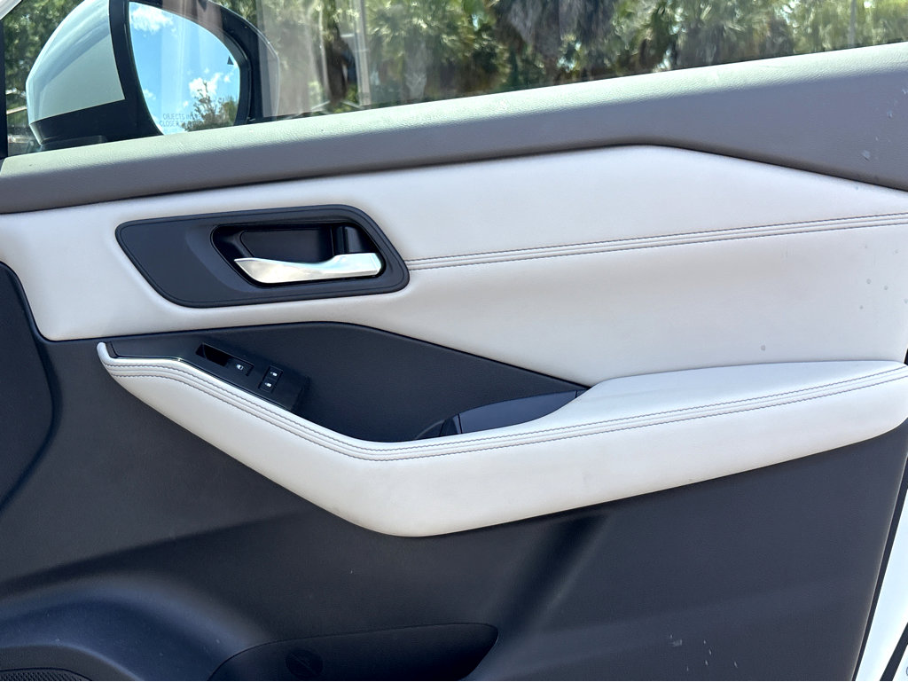 Used 2025 Nissan Rogue SV w/ SV Premium Package image 13