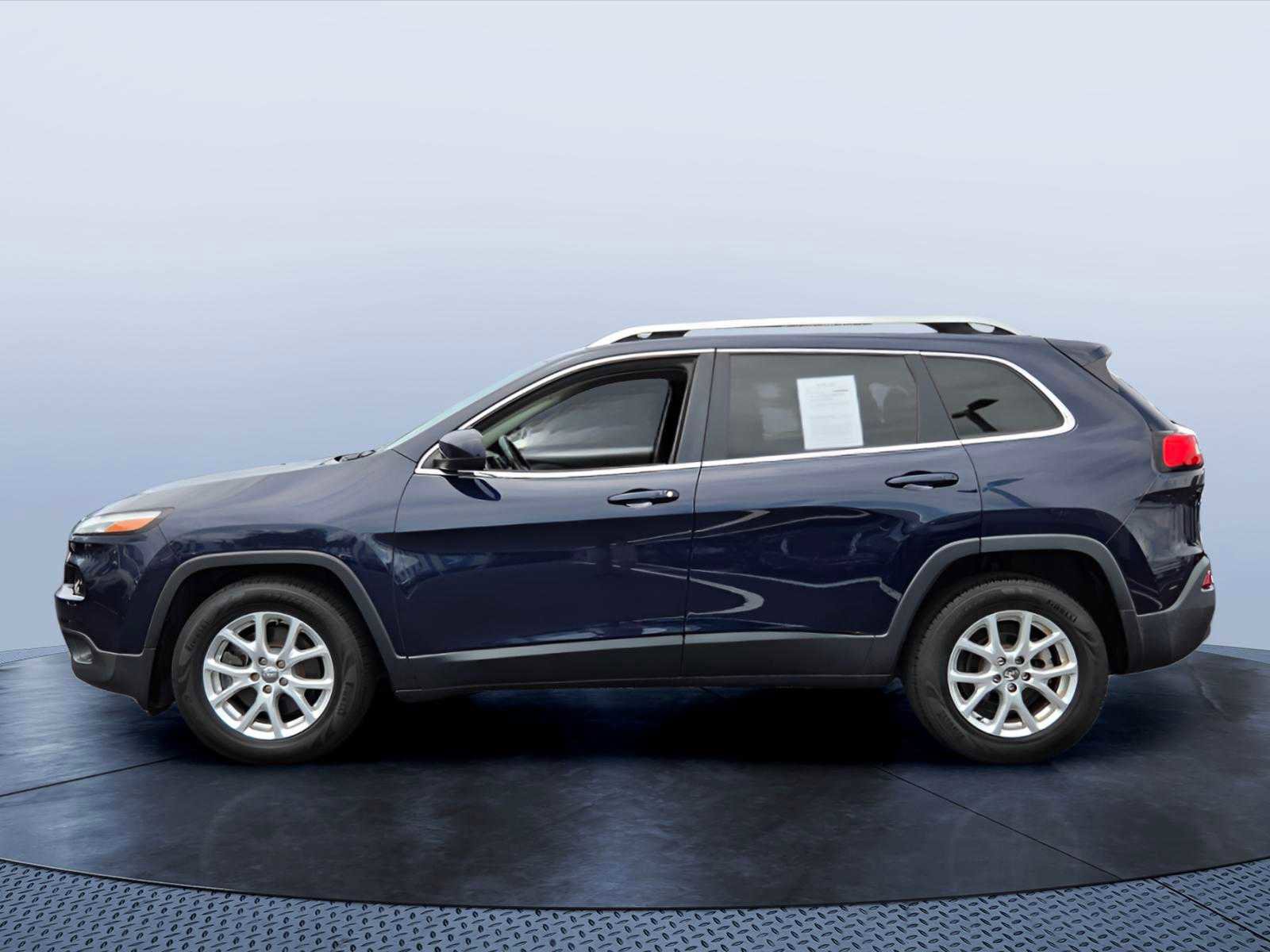 Used 2015 Jeep Cherokee Latitude w/ Comfort/Convenience Group FWD image 3
