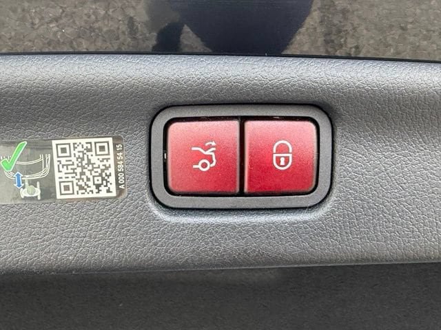 Used 2024 Mercedes-Benz C 300 Sedan image 9