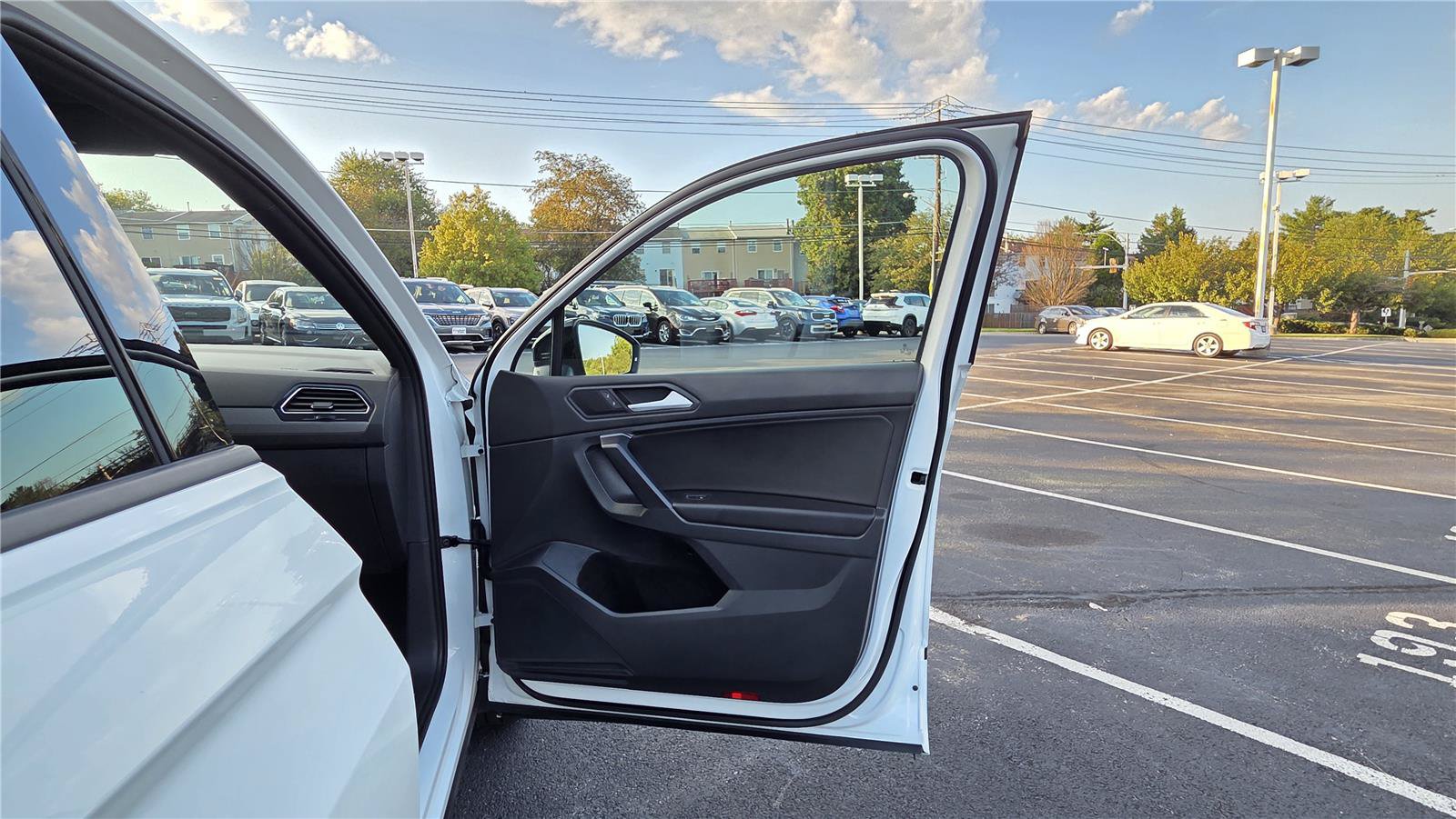 Used 2021 Volkswagen Tiguan SE R-Line AWD/4WD image 32