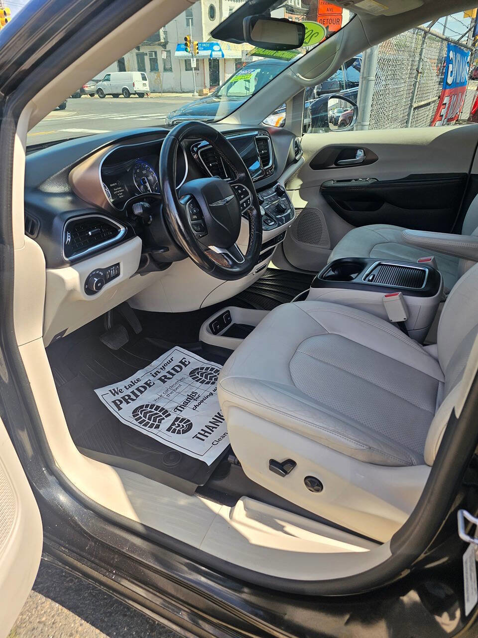 Used 2017 Chrysler Pacifica Touring-L Plus w/ Advanced Safetytec Group FWD image 9