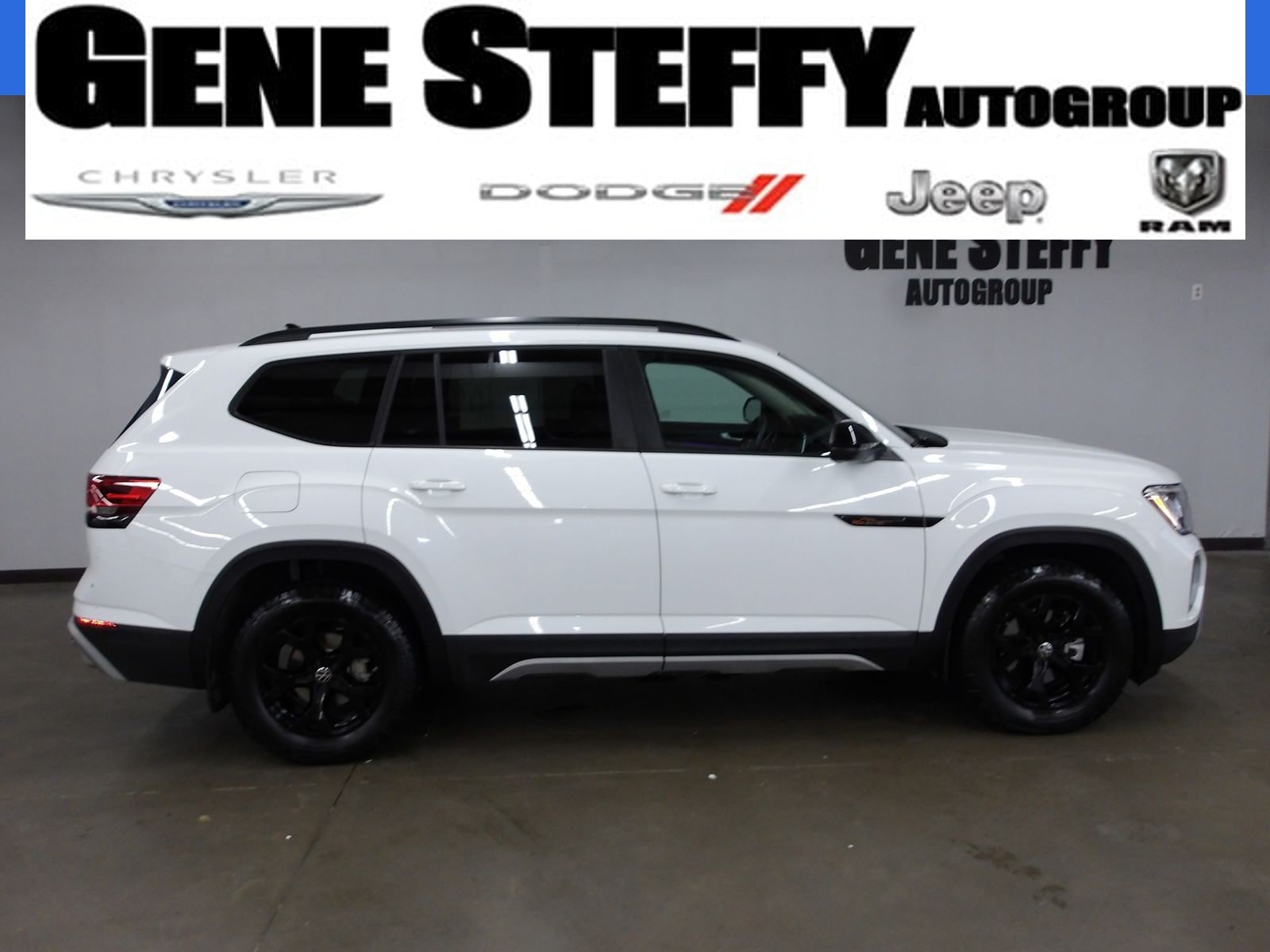 Used 2025 Volkswagen Atlas Peak Edition SE AWD/4WD image 1