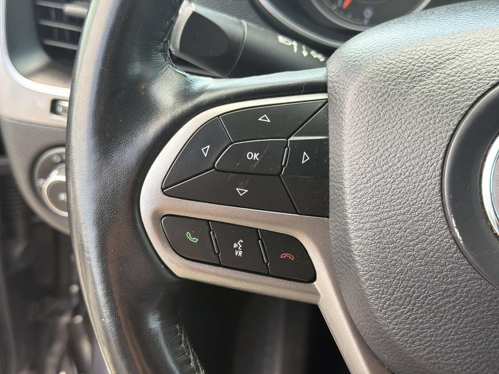 Used 2020 Jeep Cherokee Latitude Plus w/ Cold Weather Group AWD/4WD image 10