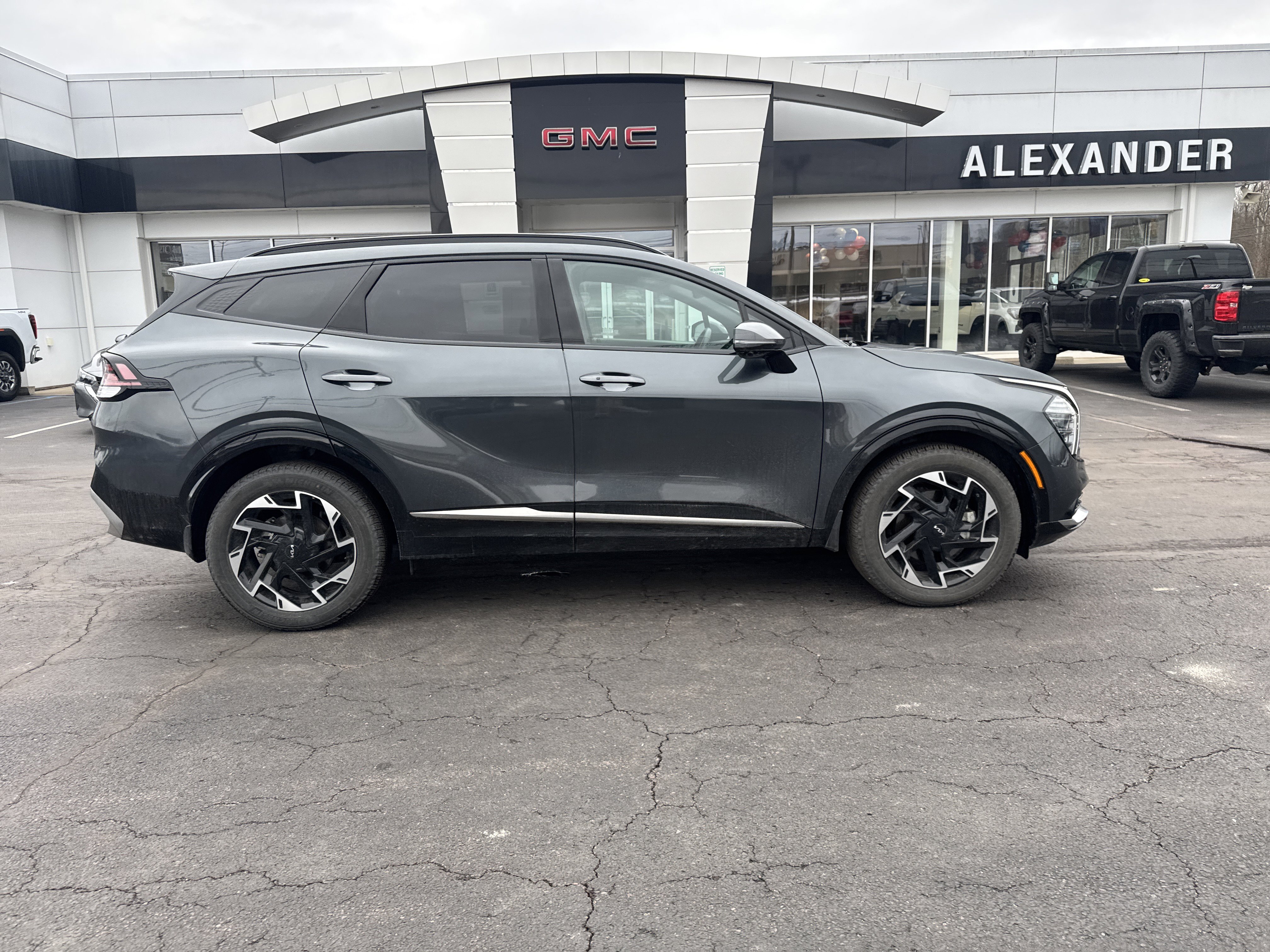 Used 2025 Kia Sportage SX image 2