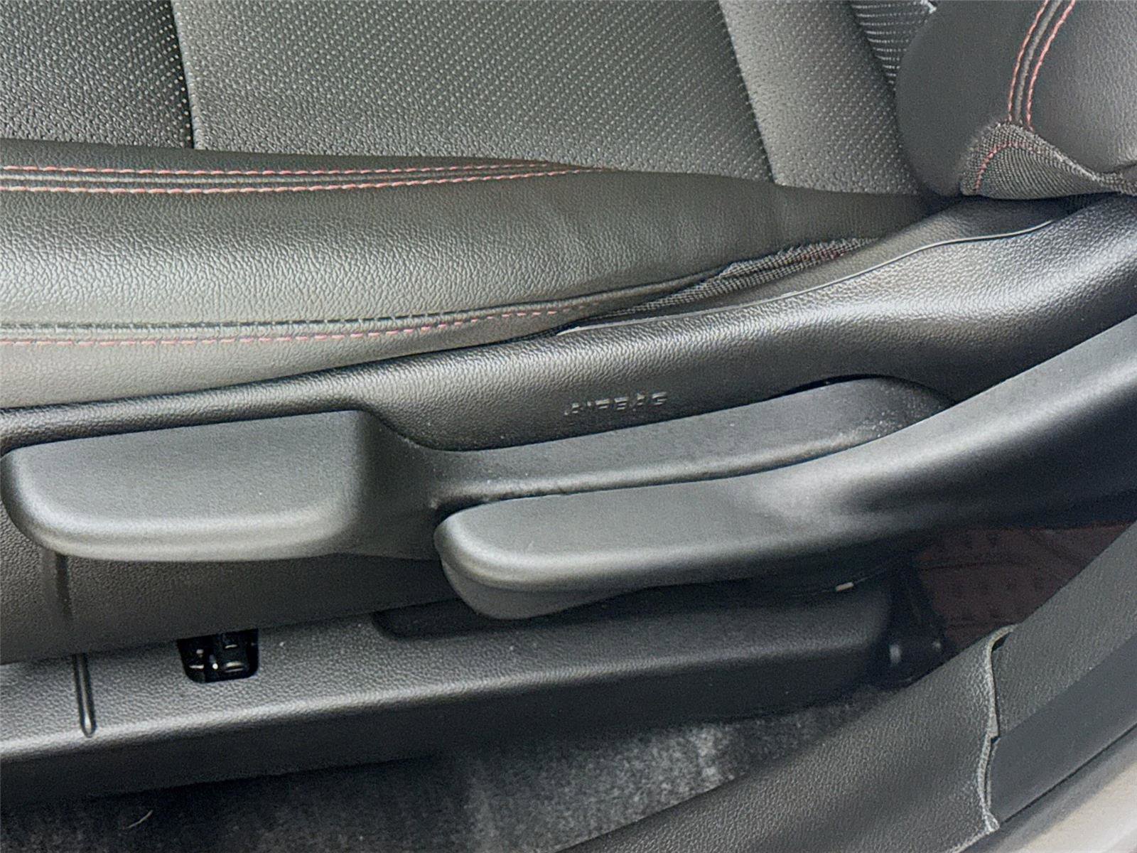 Used 2025 Chevrolet Trax RS w/ Sunroof Package FWD image 22