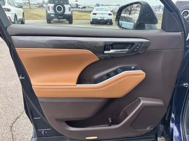 Used 2022 Toyota Highlander Platinum image 11