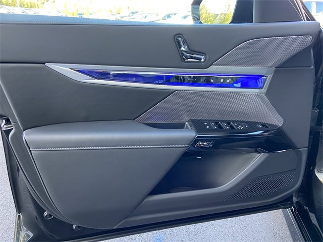 Certified 2025 BMW 740i xDrive w/ Executive Package image 27