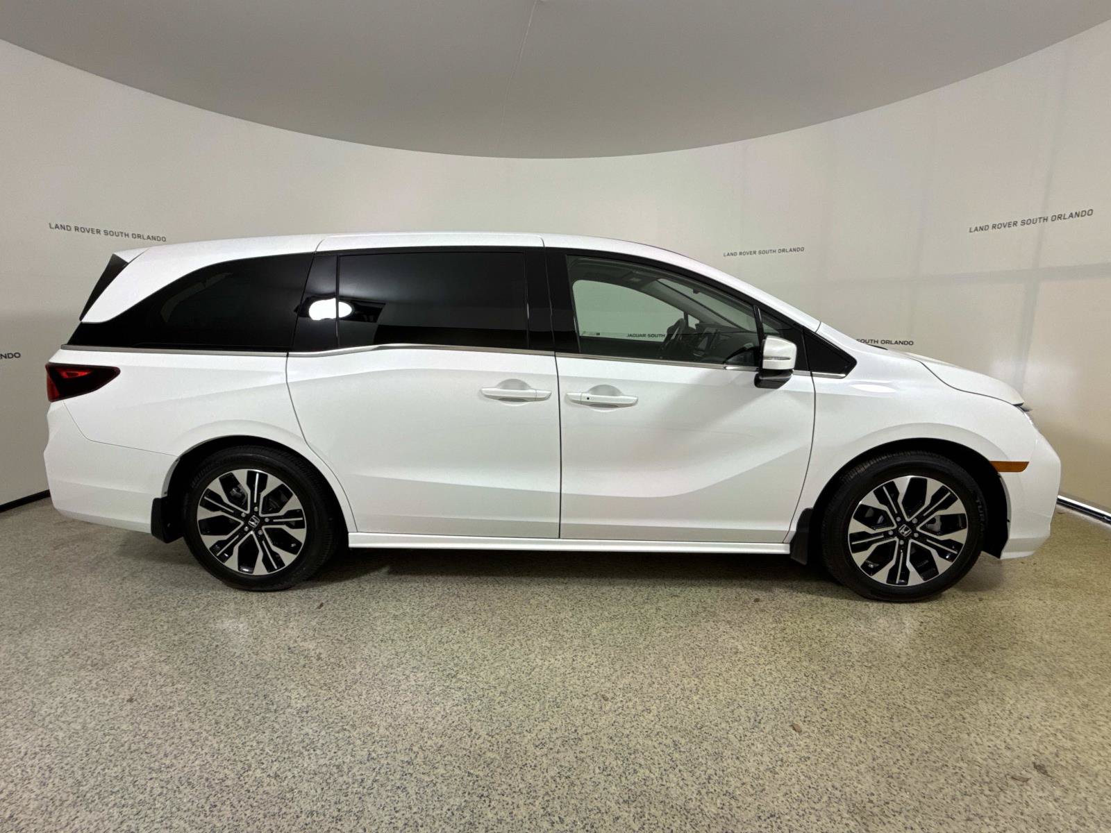 Used 2025 Honda Odyssey Elite image 6