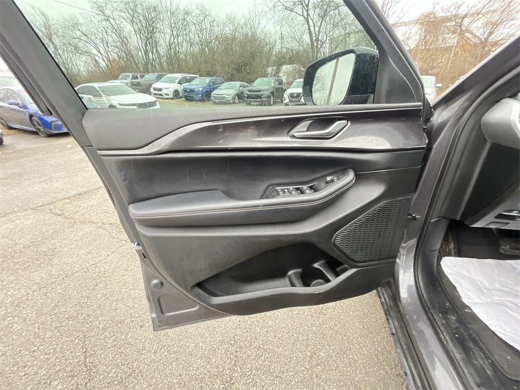 Used 2023 Jeep Grand Cherokee Altitude image 13