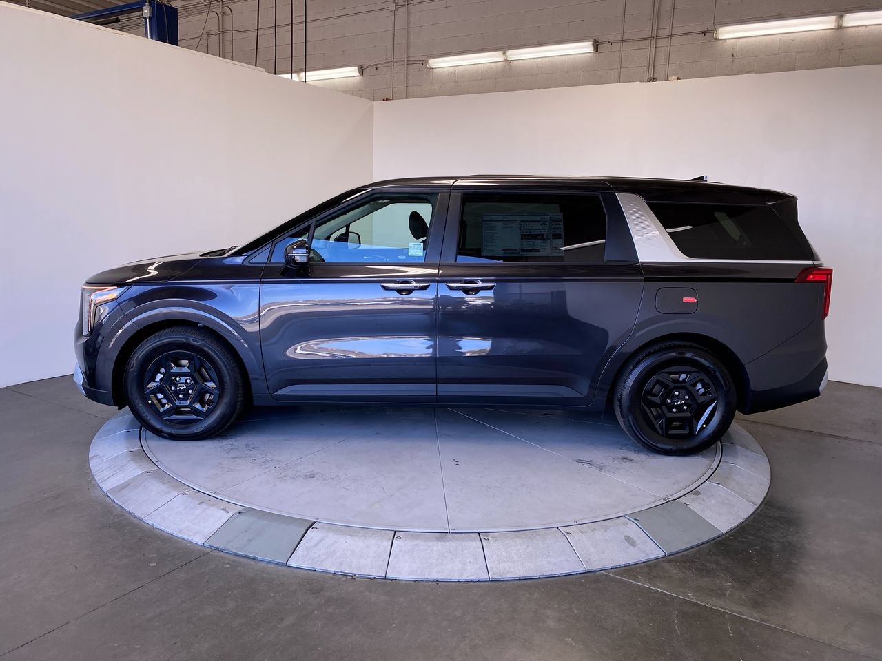 New 2027 Kia Carnival FWD image 2