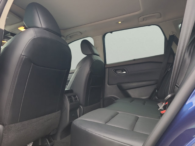 Used 2023 Nissan Rogue SV w/ SV Premium B Package FWD image 11
