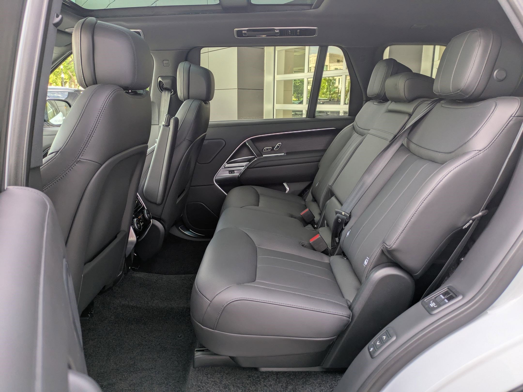 New 2025 Land Rover Range Rover Long Wheelbase SE image 15
