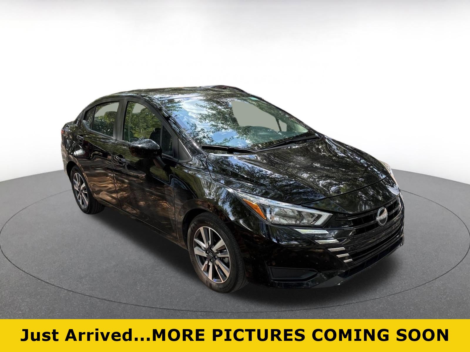 Used 2025 Nissan Versa SV FWD image 1