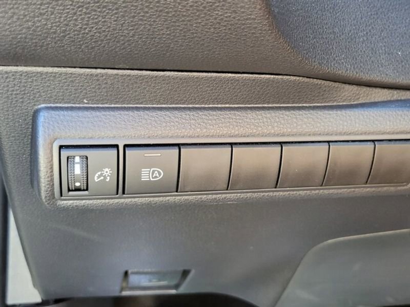 Used 2025 Toyota Corolla LE image 28