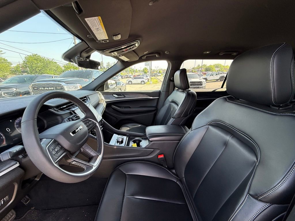 Used 2025 Jeep Grand Cherokee L Limited w/ Black Appearance Package AWD/4WD image 12