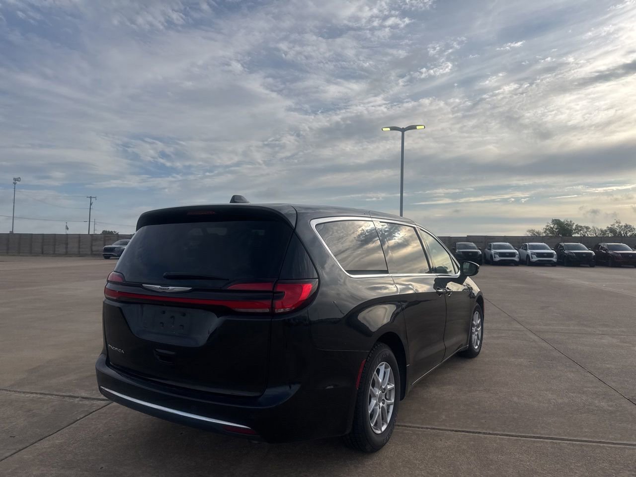 Used 2023 Chrysler Pacifica Touring-L FWD image 11