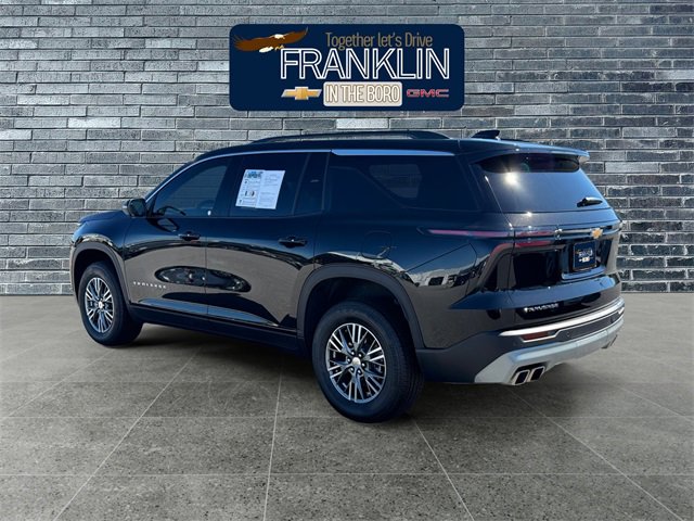 Used 2025 Chevrolet Traverse LT image 3