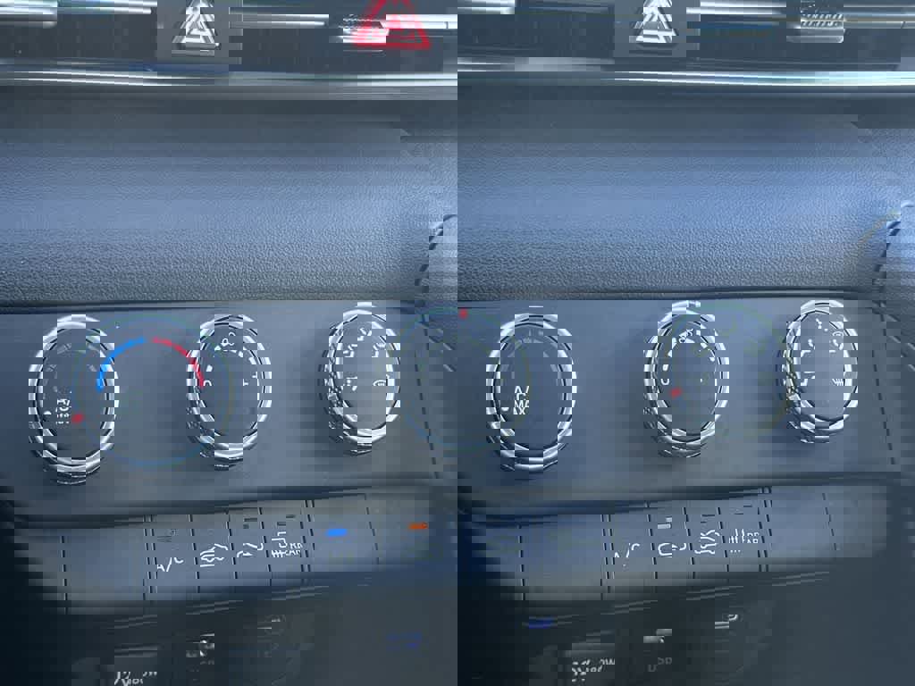 Used 2025 Hyundai Elantra SE image 20