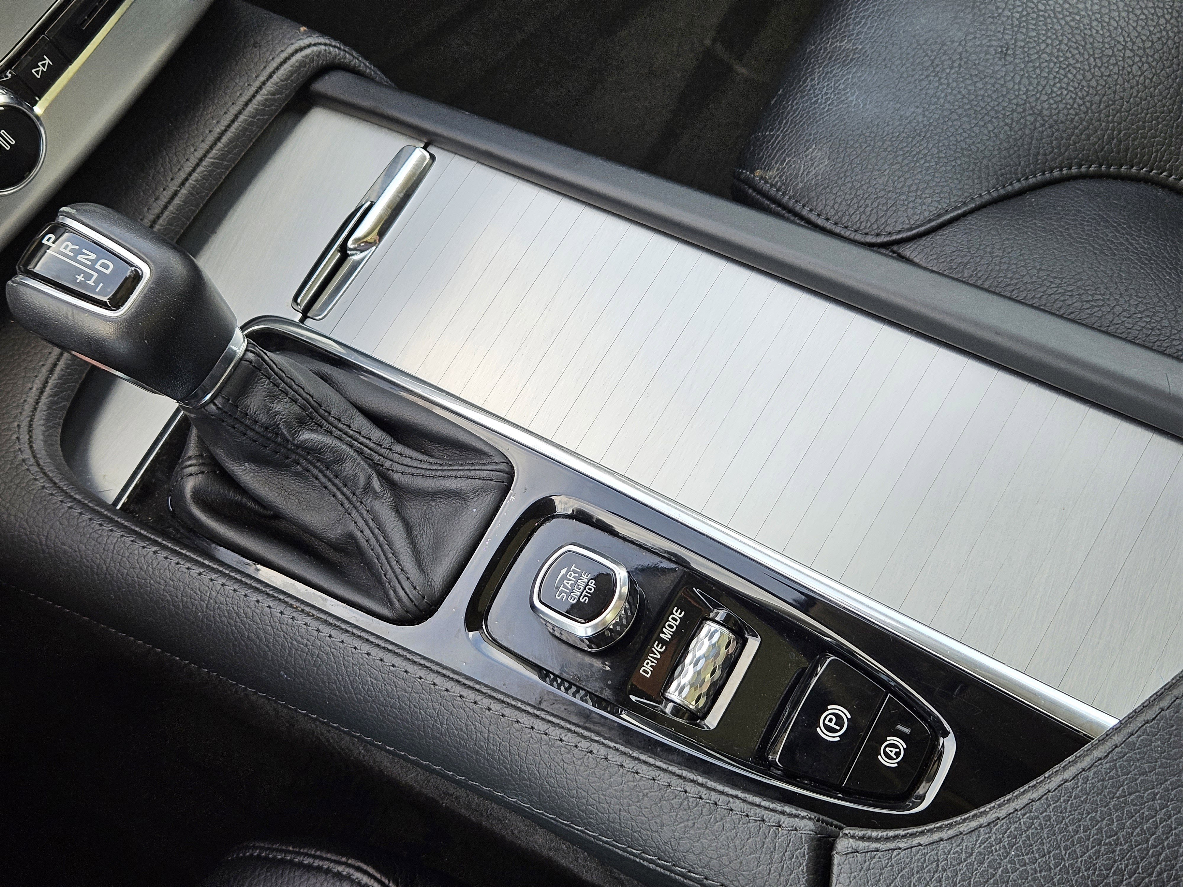 Used 2018 Volvo XC90 T6 Momentum w/ Convenience Package image 30