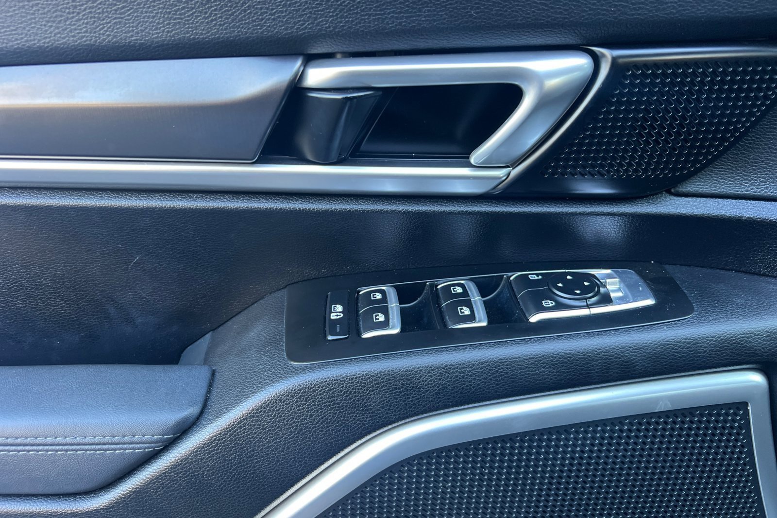 Used 2023 Kia Telluride LX image 11