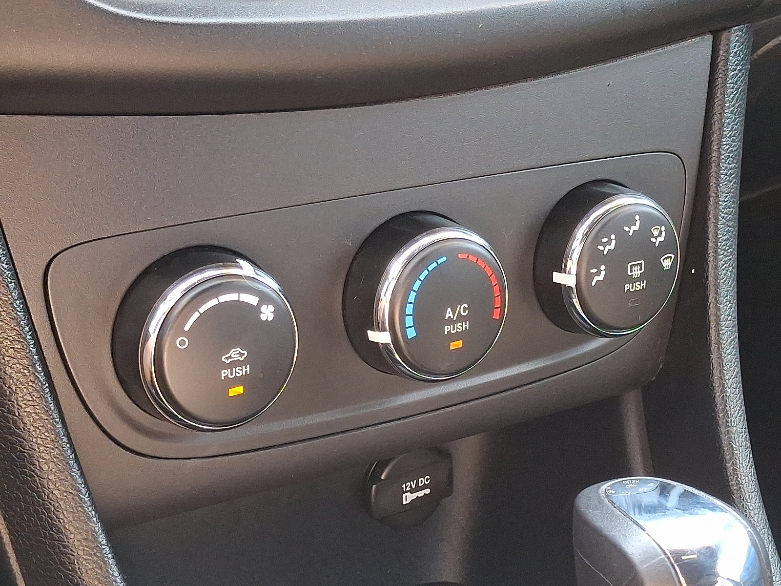 Used 2013 Dodge Avenger SE image 16