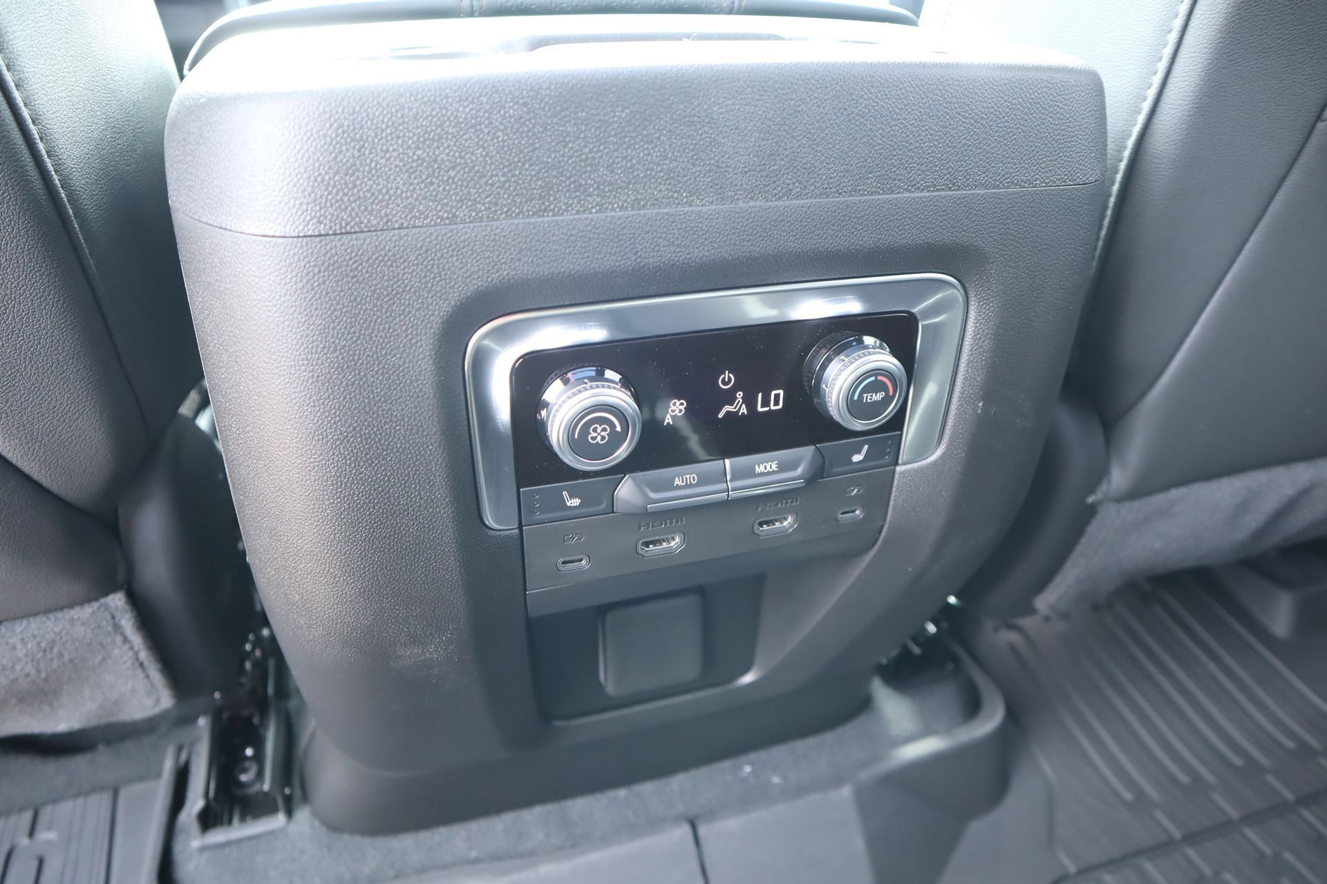 New 2026 GMC Yukon XL AT4 w/ AT4 Premium Plus Package AWD/4WD image 25
