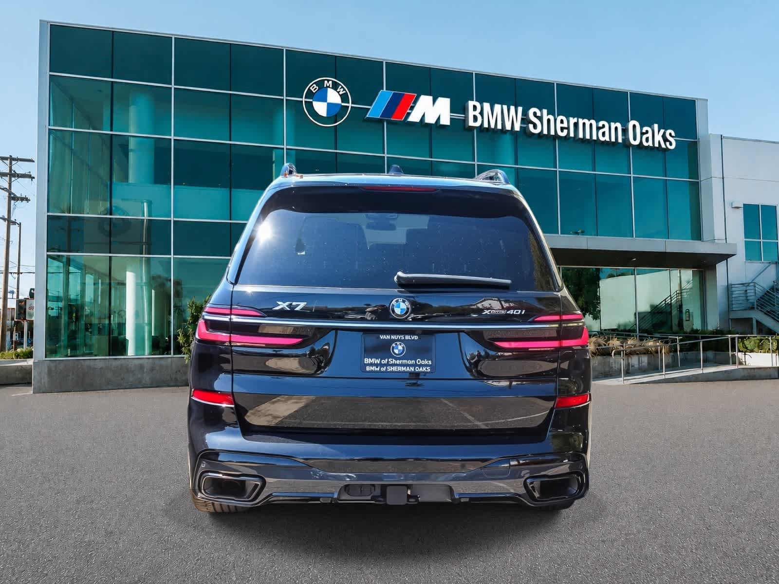 Used 2023 BMW X7 xDrive40i w/ M Sport Package AWD/4WD image 5