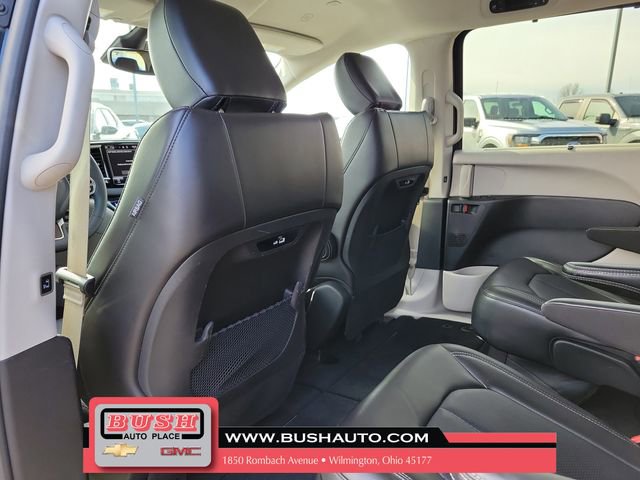 Used 2023 Chrysler Pacifica Touring-L image 13