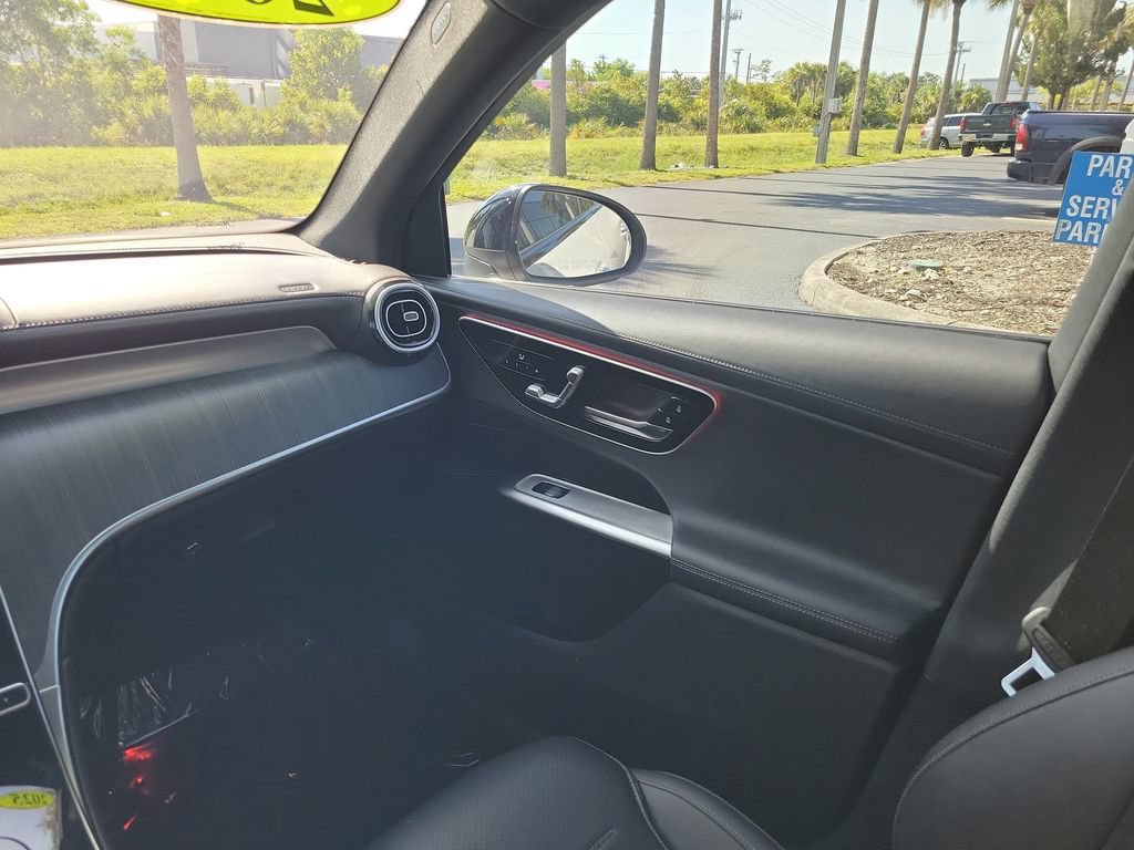 Used 2025 Mercedes-Benz GLC 300 4MATIC image 15