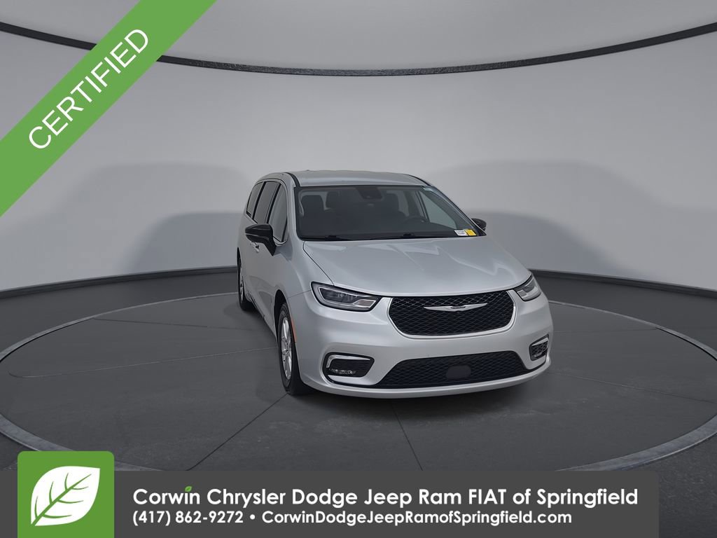 Used 2024 Chrysler Pacifica Touring-L FWD image 4