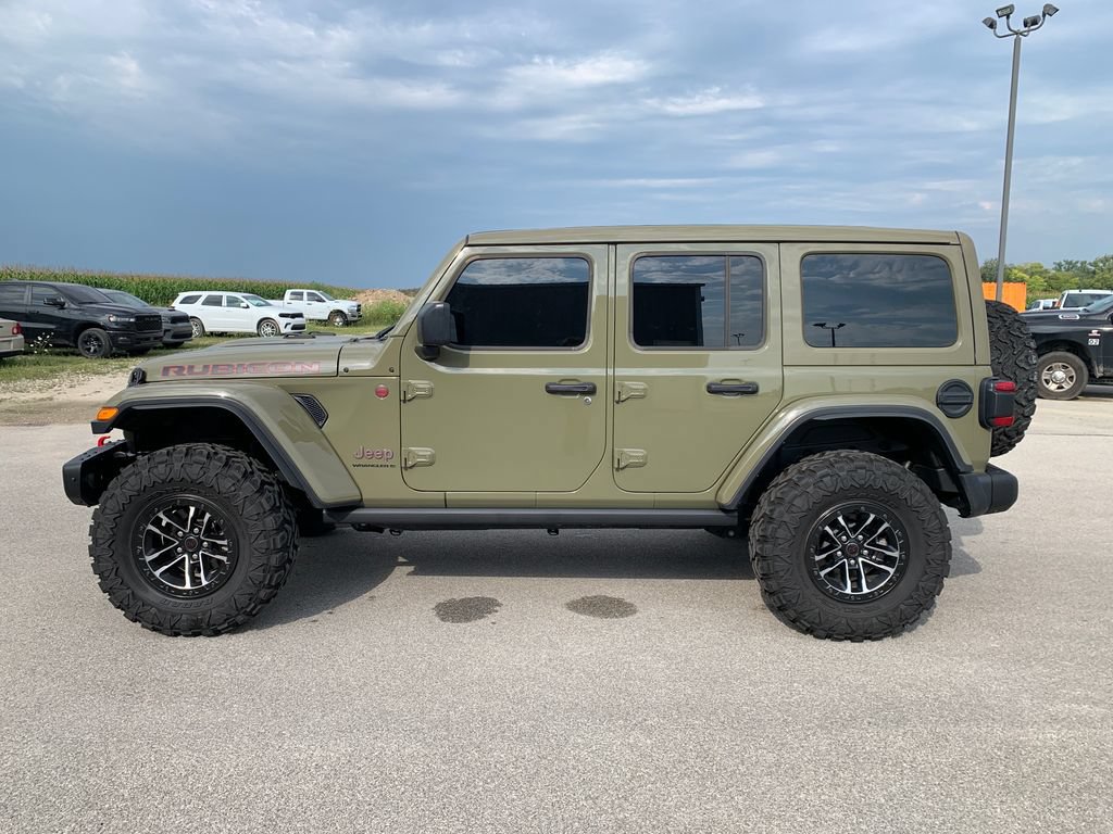 Used 2025 Jeep Wrangler Unlimited Rubicon AWD/4WD image 3