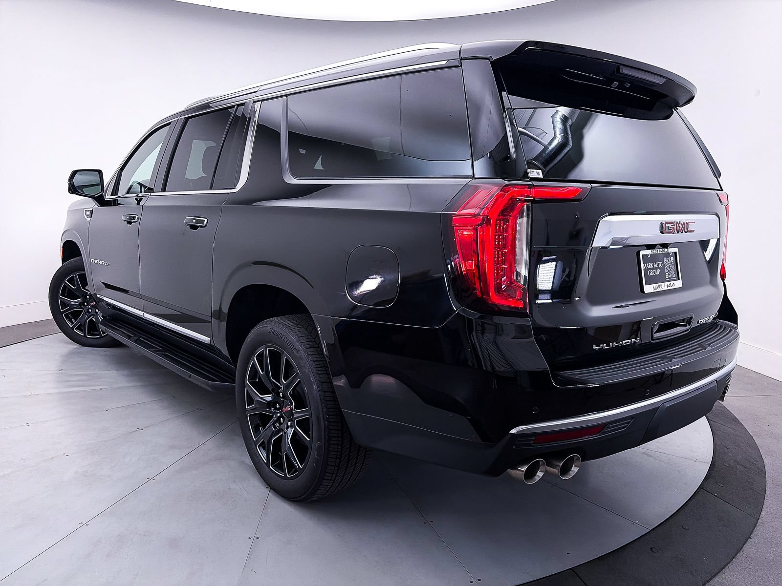 Used 2023 GMC Yukon XL Denali AWD/4WD image 2
