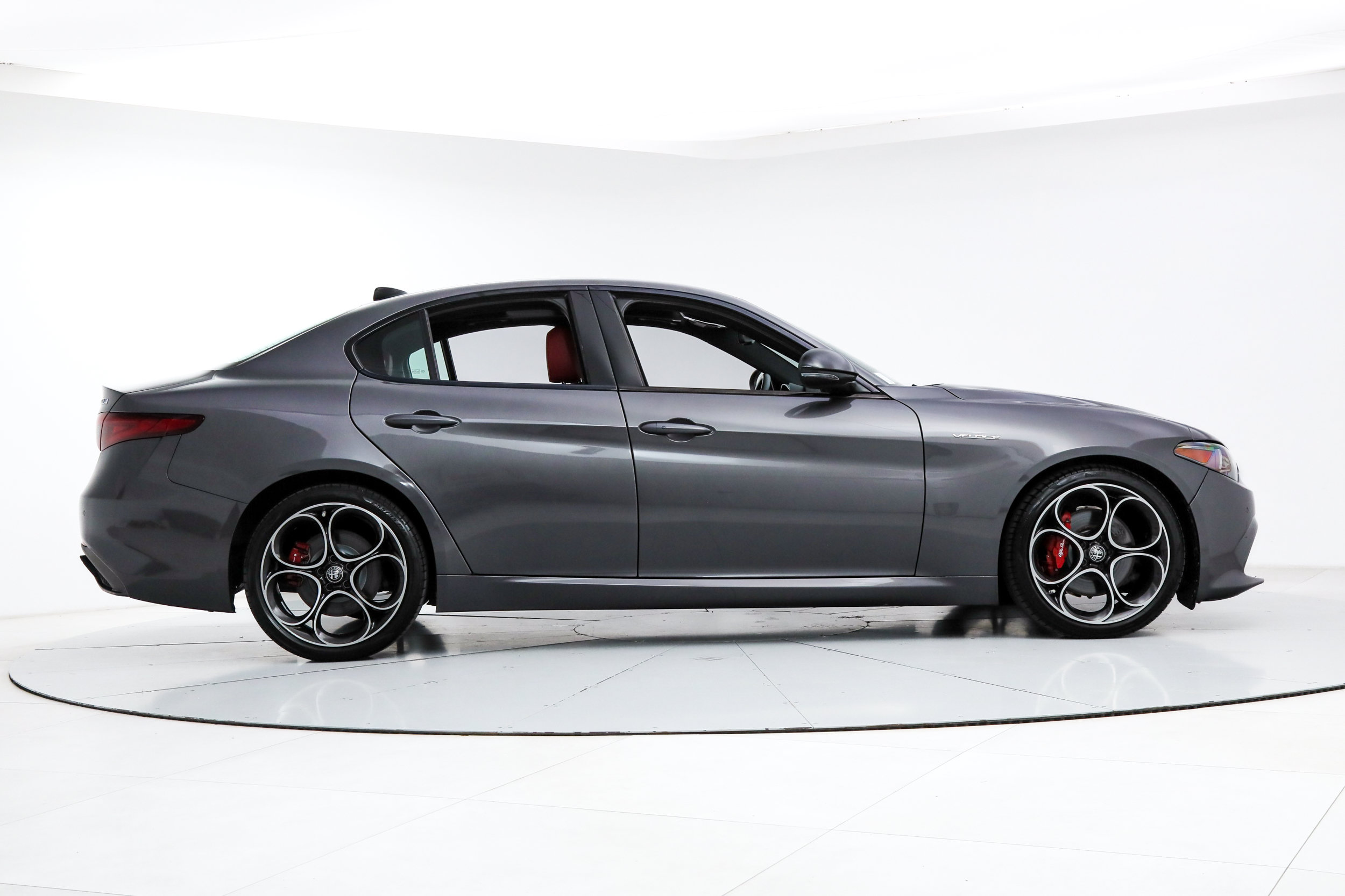 Used 2023 Alfa Romeo Giulia Veloce RWD image 6