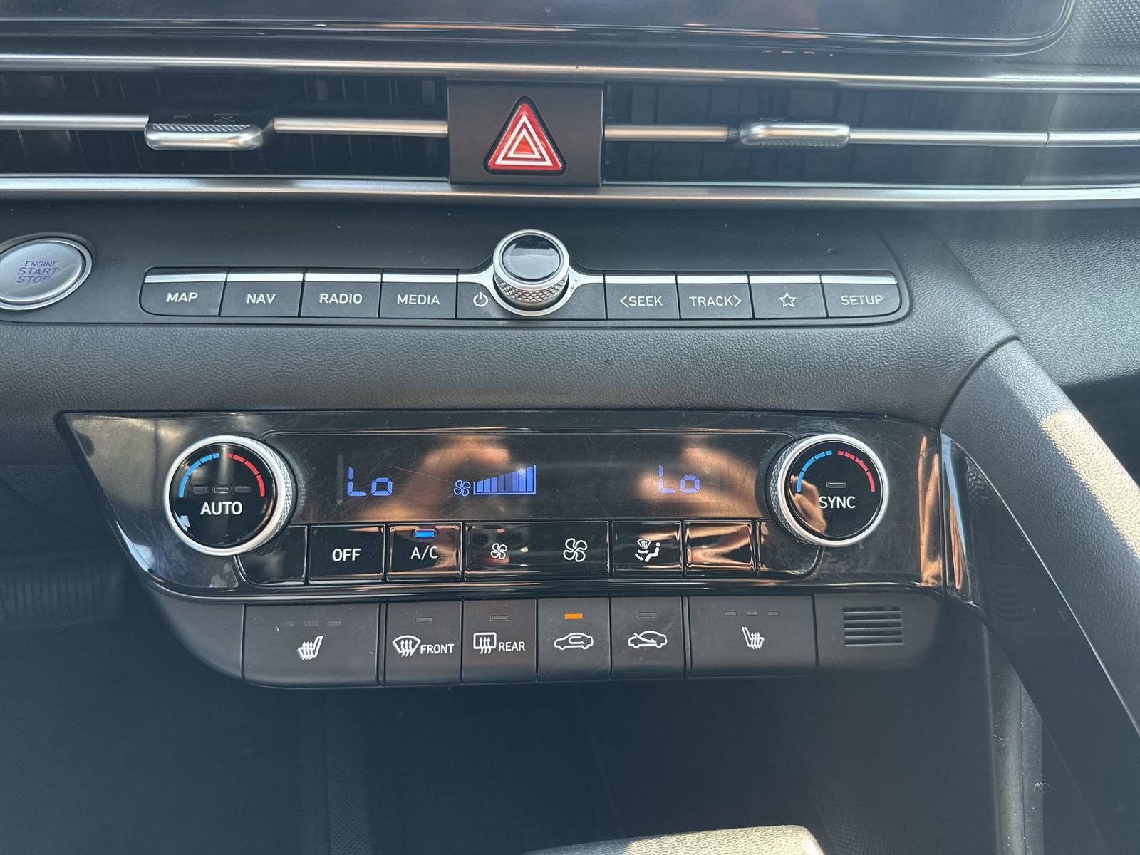 Certified 2024 Hyundai Elantra Limited FWD image 22