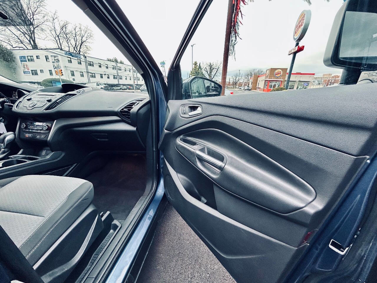 Used 2018 Ford Escape SE image 25