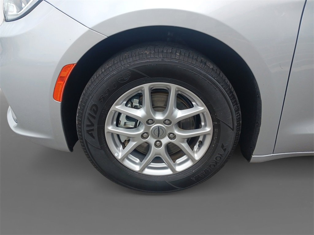 Used 2024 Chrysler Pacifica Touring-L image 15